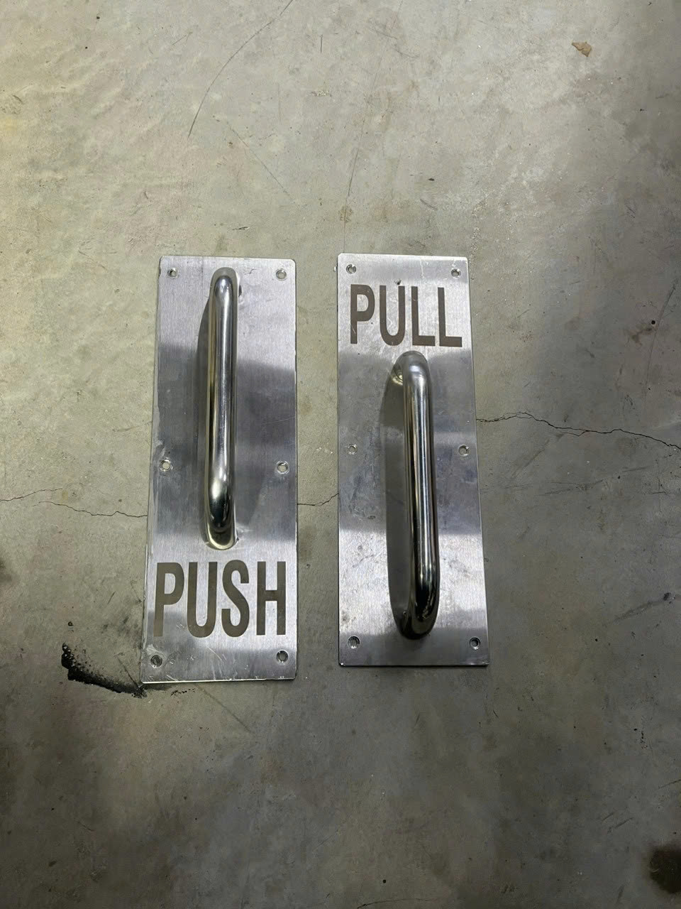 Tay đẩy cửa Push Pull